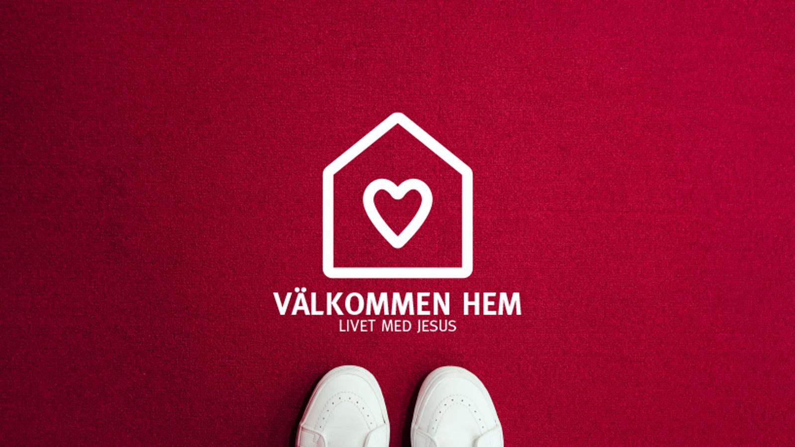 Ett par skor som står på ett rött golv. På golvet är det en logotyp i form av ett hus med ett hjärta på, med texten "Välkommen hem. Livet med Jesus".