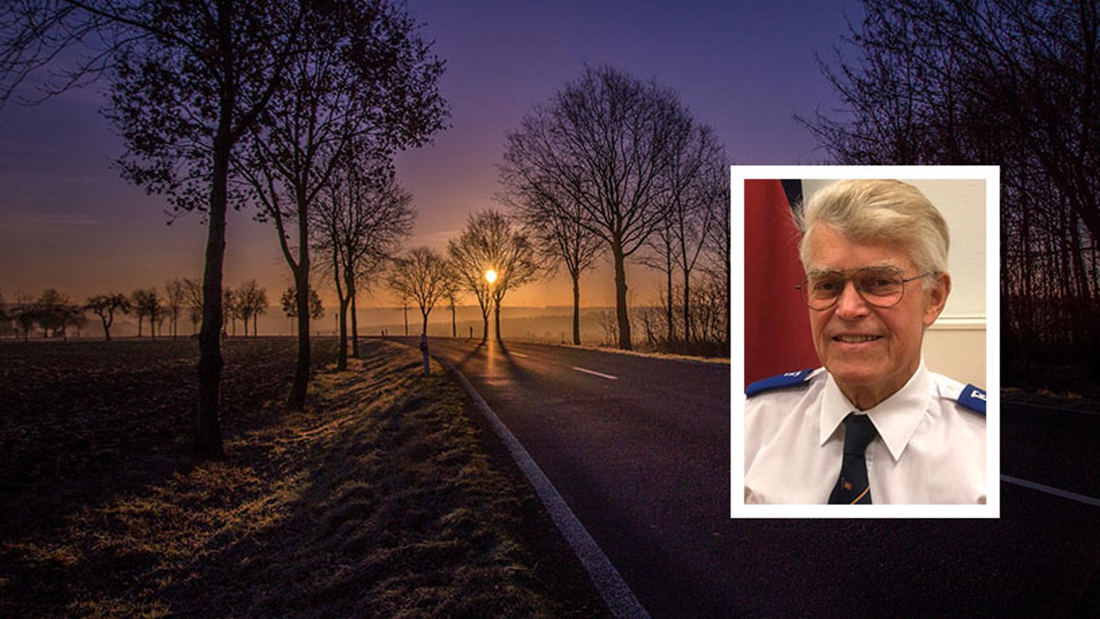 Till vänster: En bilväg med träd som växer på båda sidorna om vägen. I bakgrunden, genom en trädkrona, syns en solnedgång. Till höger: Sven Tegner.