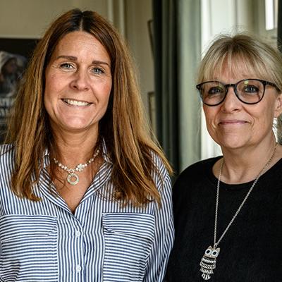 Till vänster, Carola Gårdare och till höger, Ingela Sagman. Carola och Ingela är verksamhetschefer för Frälsningsarméns missbruksarbete i Göteborg. De tittar in i kameran och ler.