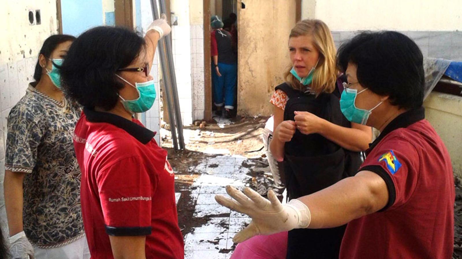 Röjning när sjukhuset i Bandung som drabbats av vattenskador. På bilden står Elin och samtalar med tre kvinnor som arbetar på sjukhuset.