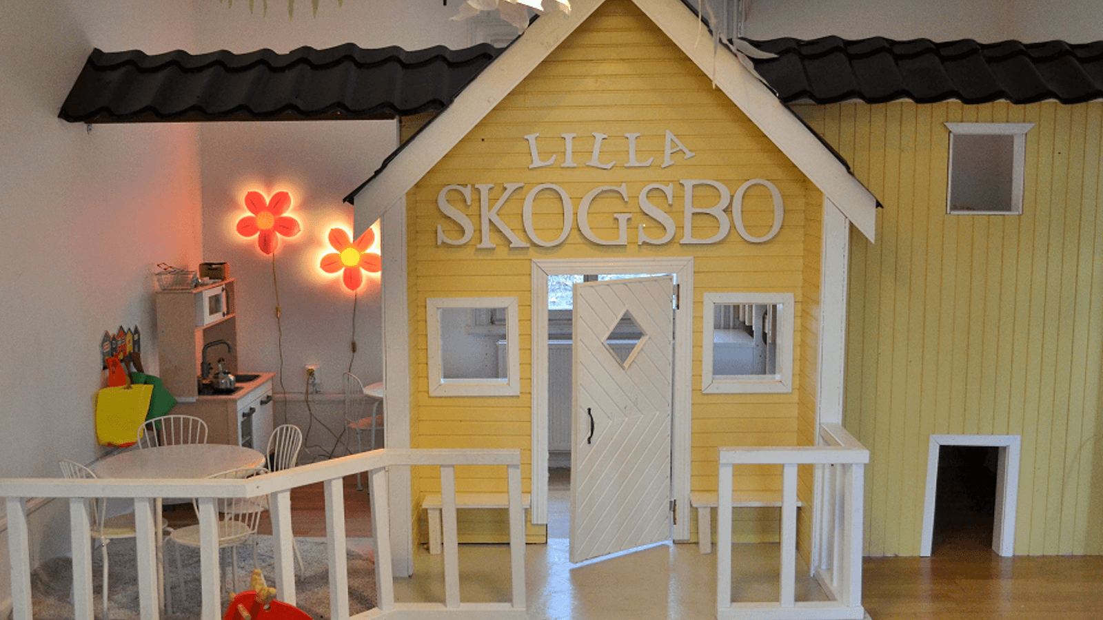 Ett lekrum inne i skyddade boendet Skogsbo med en lekstuga som har namnet "Lilla Skogsbo".