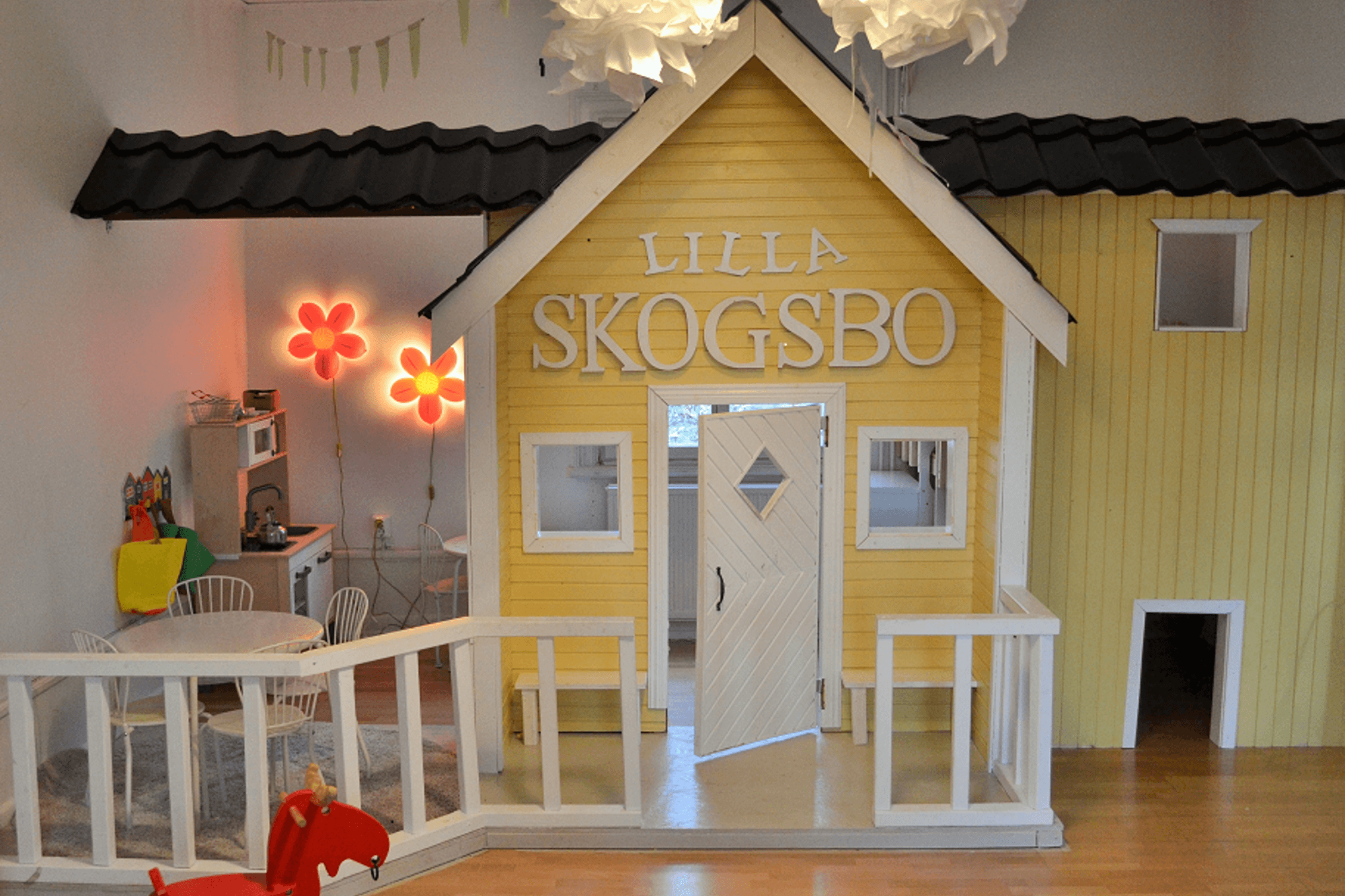 Ett lekrum inne i skyddade boendet Skogsbo med en lekstuga som har namnet "Lilla Skogsbo".
