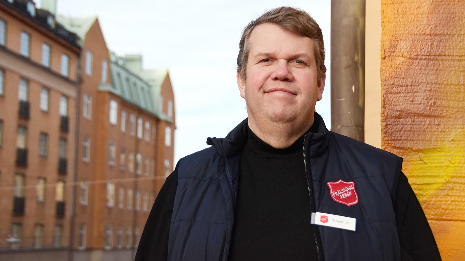 Per-Johan Fernström står utomhus i en stadsmiljö.