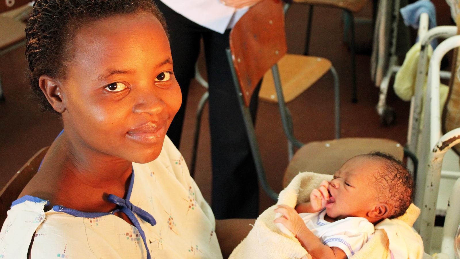 En ung mamma i zimbabwe med en nyfödd bebis 
