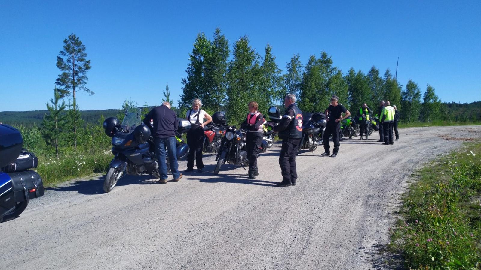 Motorcyklarna på rad med The Salvations Riders på väg till Åre