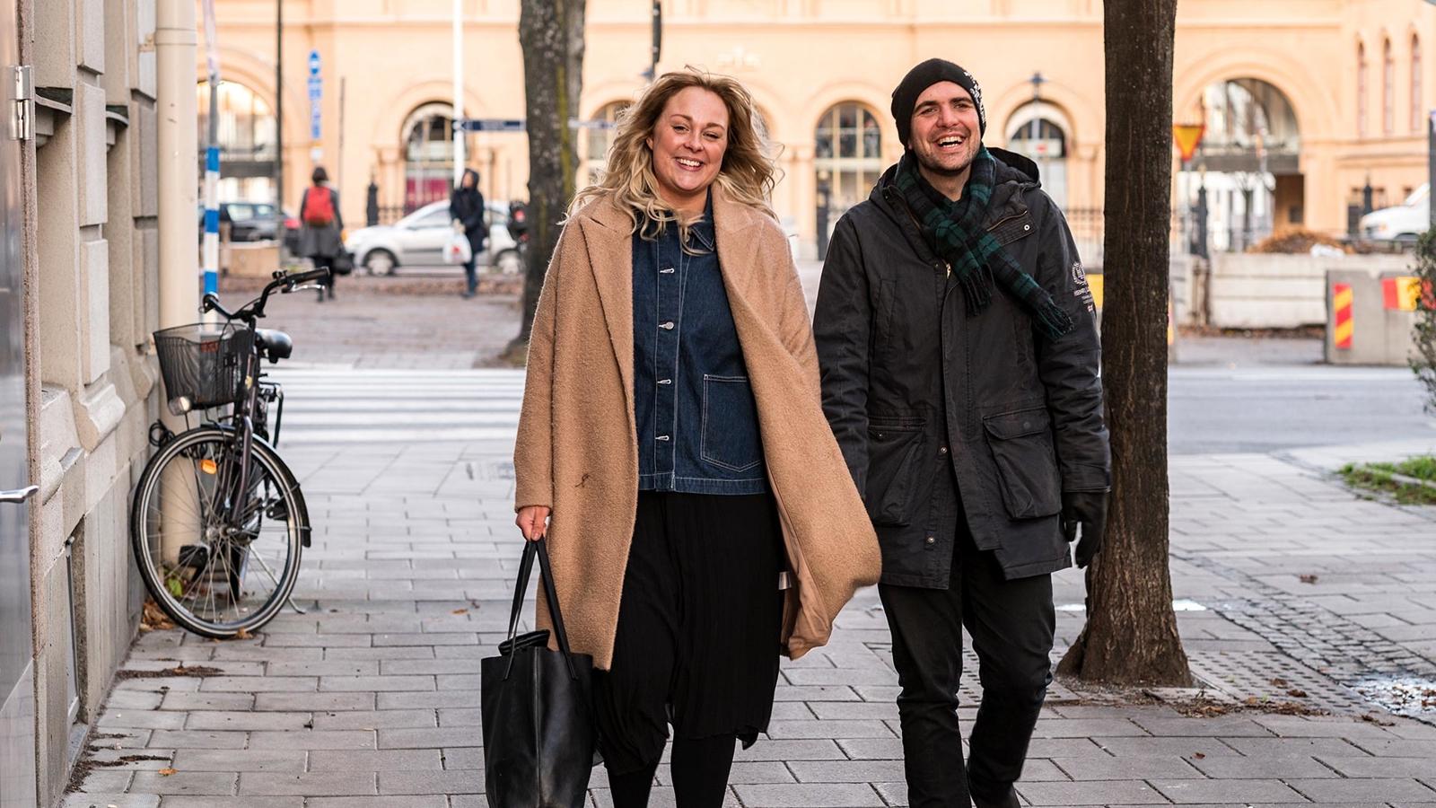 Johanna Lindhult och Christian Edlund promenerar på en gata i Stockholm