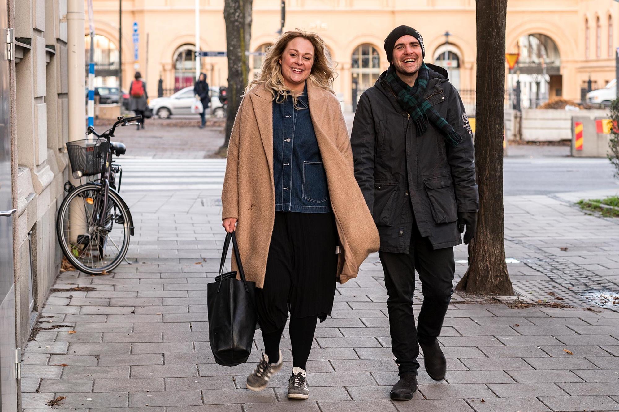 Johanna Lindhult och Christian Edlund promenerar på en gata i Stockholm