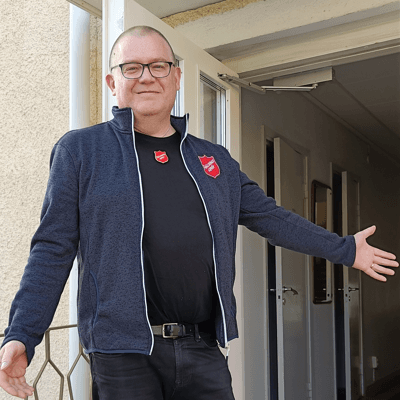 Kårledare Rickard Carlsson hälsar välkommen vid entrén