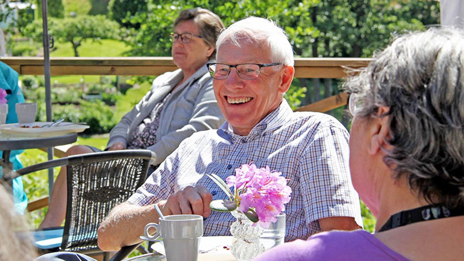 James som äter lunch på Kafé Salome vid Alingsås kårs sommarhem. Runt bordet sitter det andra pensionärer.