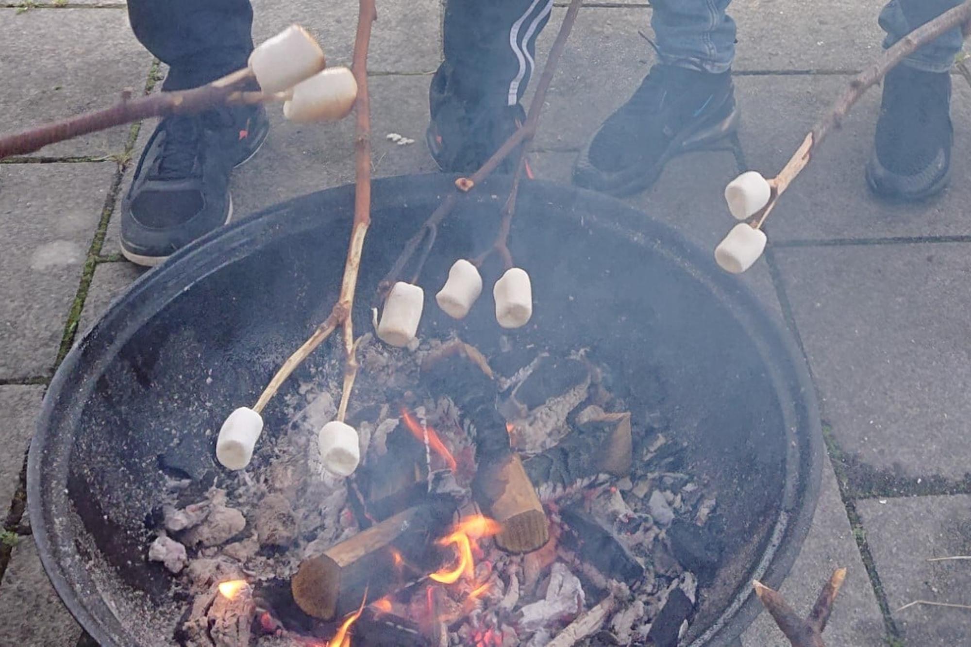 Grillning av marshmallows över ett eldfat