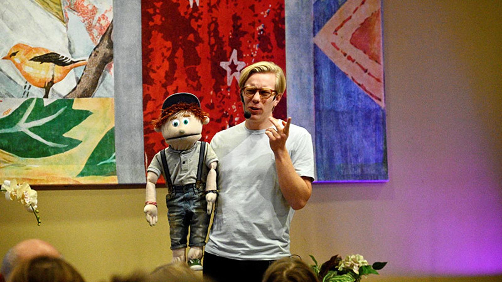 Gabriel med sin docka Åsskar under en föreställning.