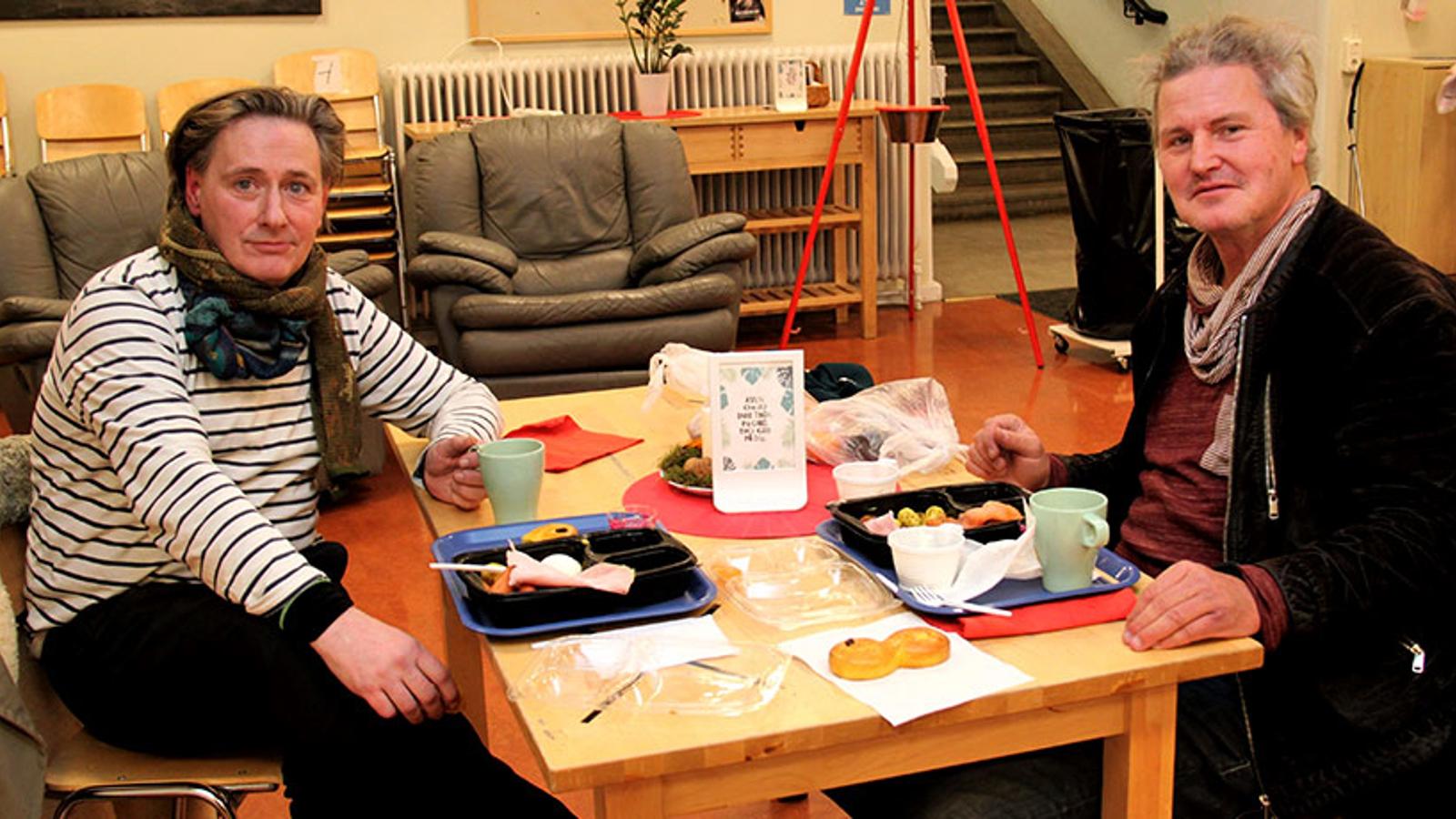 Två män, Anders och Peter, som sitter och äter jultallrik på Sociala centret.