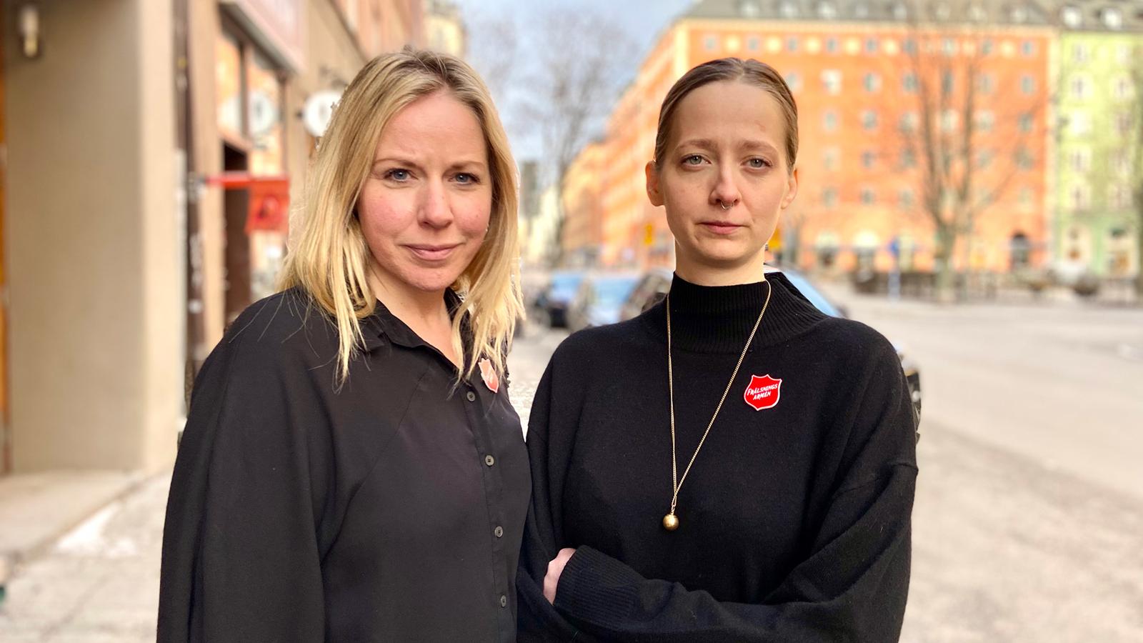 Madeleine Sundell och Lovisa Landälv står bredvid varandra utomhus i en stad.