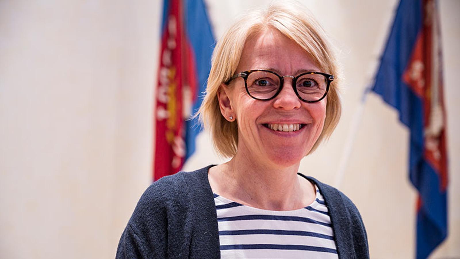 Porträttbild av Anna-Karin Åkerman som ler mot kameran.