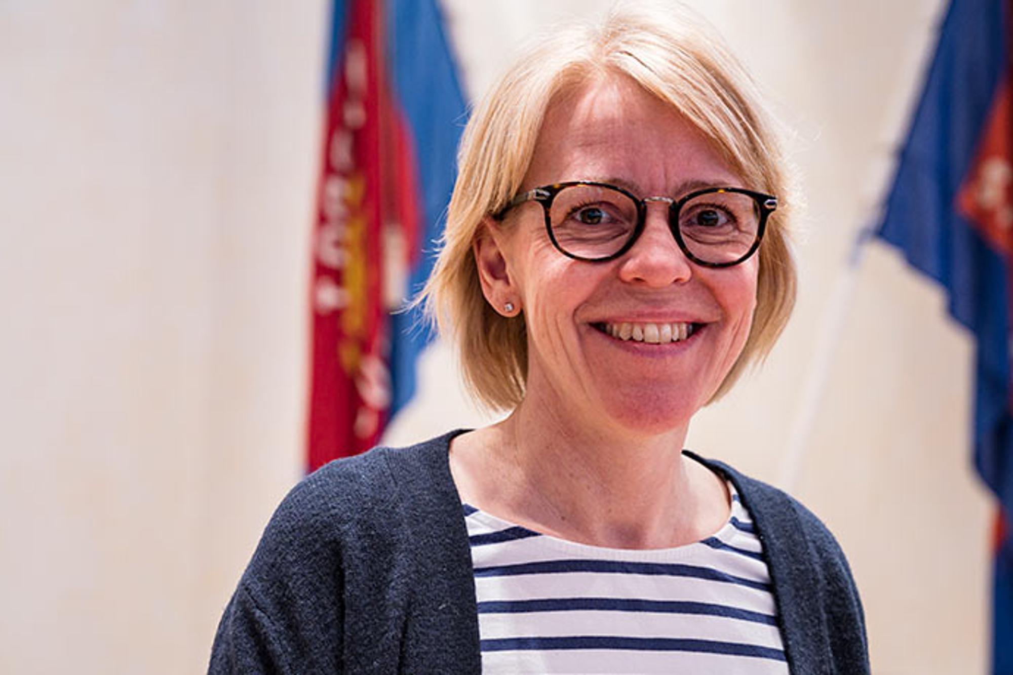 Porträttbild av Anna-Karin Åkerman som ler mot kameran.