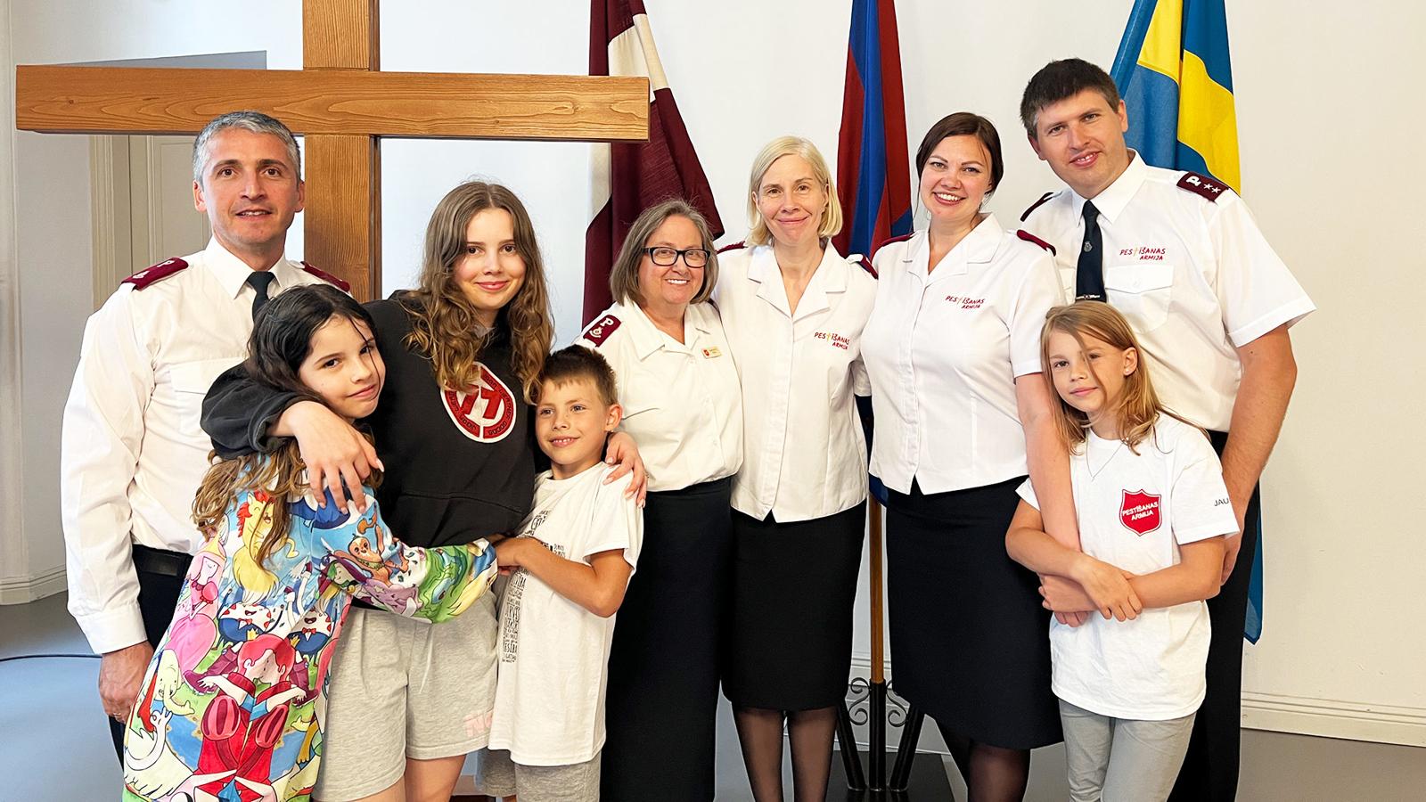 Dmitrijs och Ilona tillsammans med sina barn och personal på kåren i Riga.