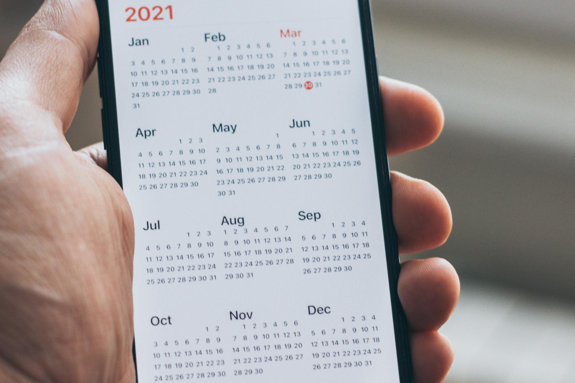 En mobiltelefon med en kalenderapp som är öppen.