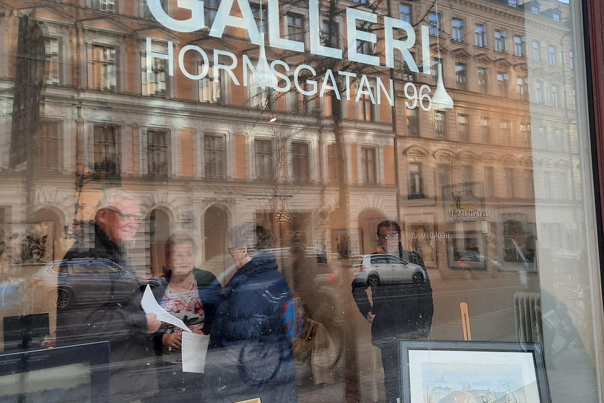 Bild på galleriet sett utifrån fönstret mot Hornsgatan