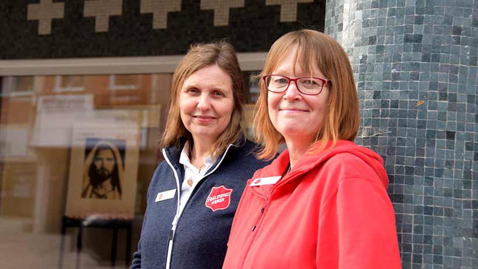 Susanna Nordberg och Elaine Tall Wenlöf som tillsammans ansvarar för det sociala arbetet vid kåren i Västerås. De tittar in i kameran och ler.