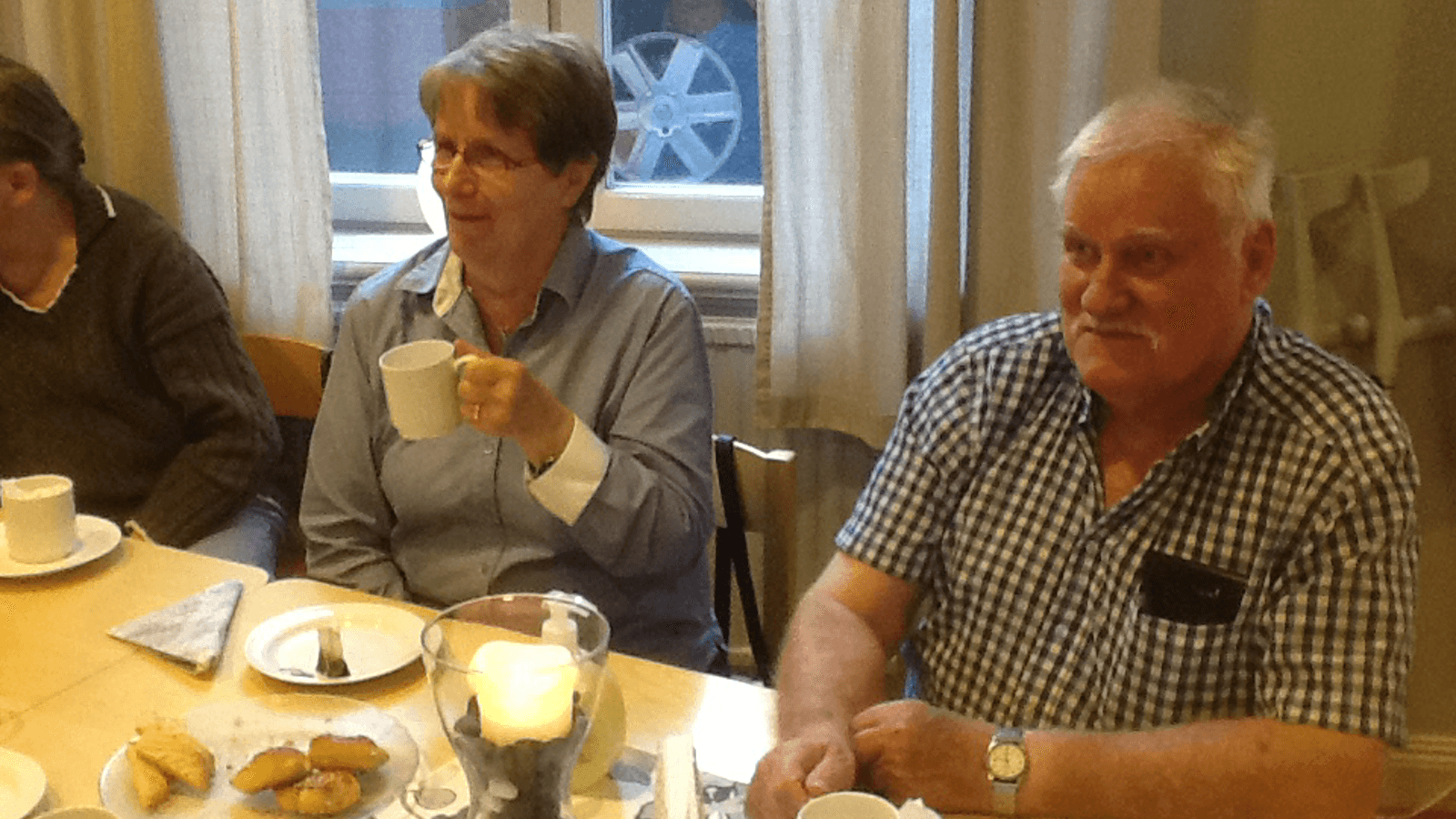 Bilden föreställer en man och en kvinna som dricker kaffe under sitt besök på Måndagsträffen