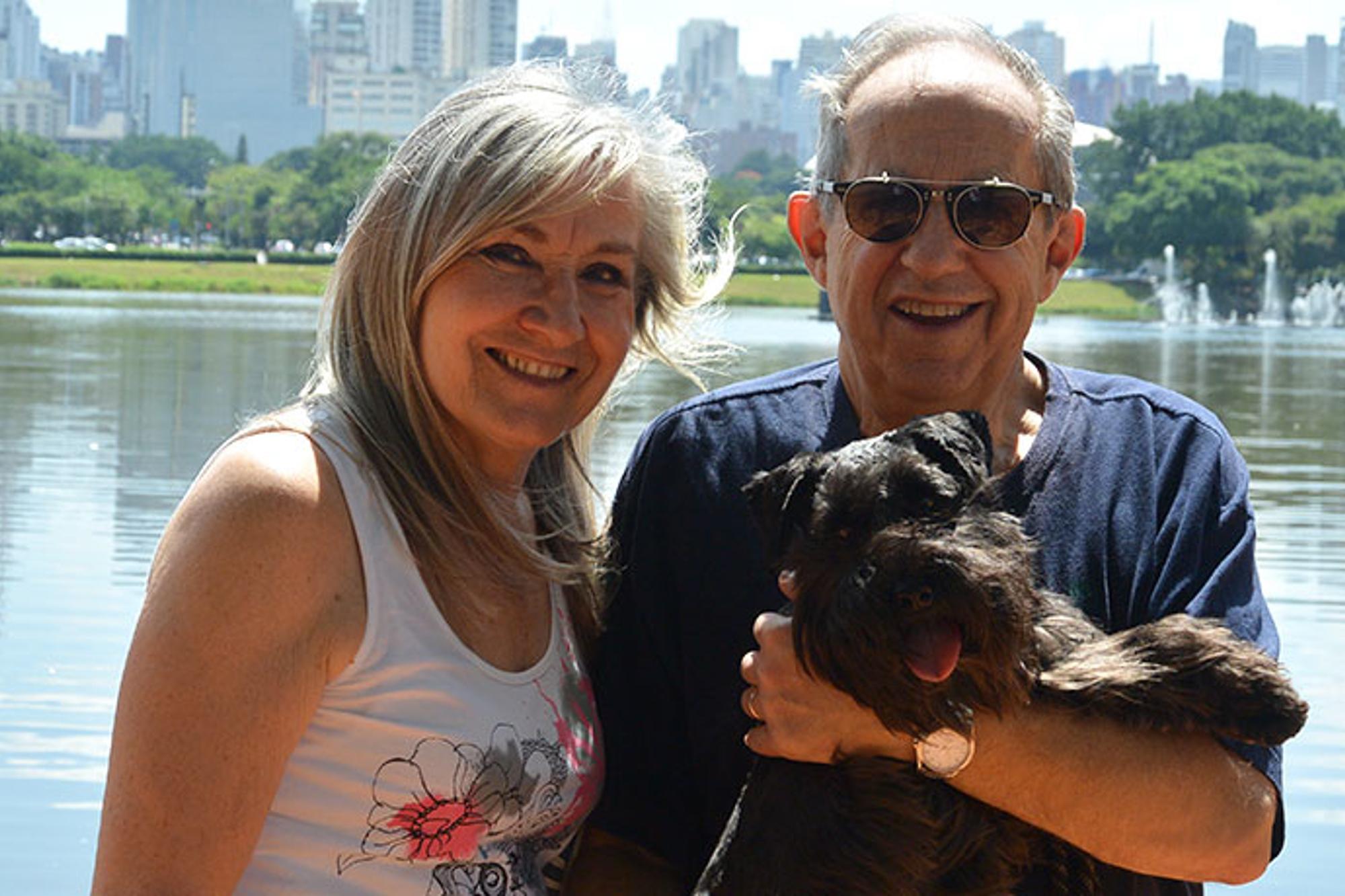 Börje Duvell tillsammans med sin fru och deras dotters familjs hund Nelzon.