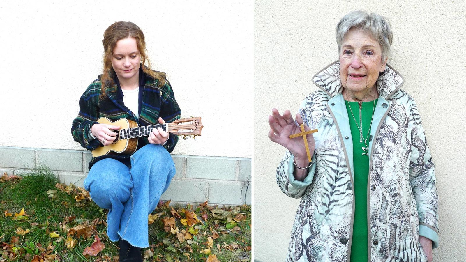 Alexandra sitter på huk vid en husvägg och spelar på sin ukulele. Mirjam visar upp sitt lilla träkors.
