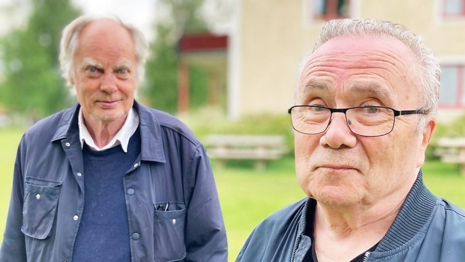 Två äldre män, Ralf och Janne, som står bredvid varandra och tittar in i kameran. De står utomhus och i bakgrunden syns ett hus och några träd.