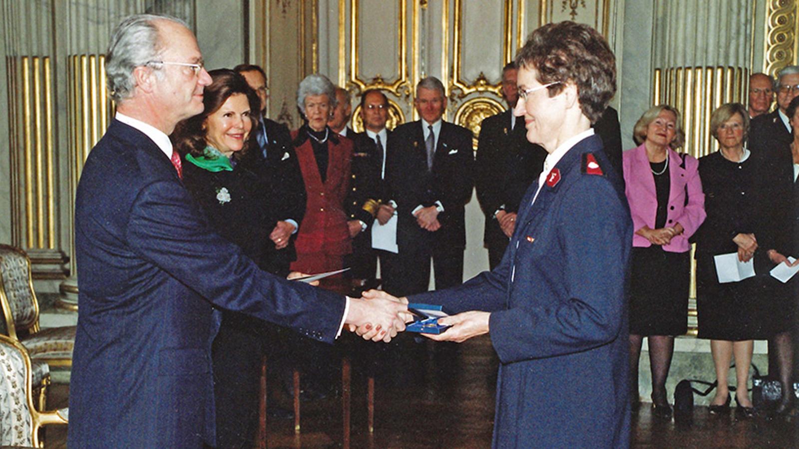 Else tar emot H.M. Konungens medalj, januari 2004.