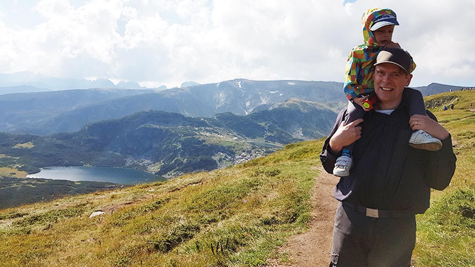 Kremenas man och sonen Lukas under familjens vandring i Bulgariens högsta berg 2018, vid hänförande vackra ”De sju Rila−sjöarna”.
