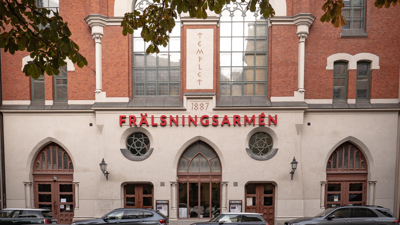 Fasaden och ingången till Frälsningsarméns kår Templet på Östermalmsgatan i Stockholm
