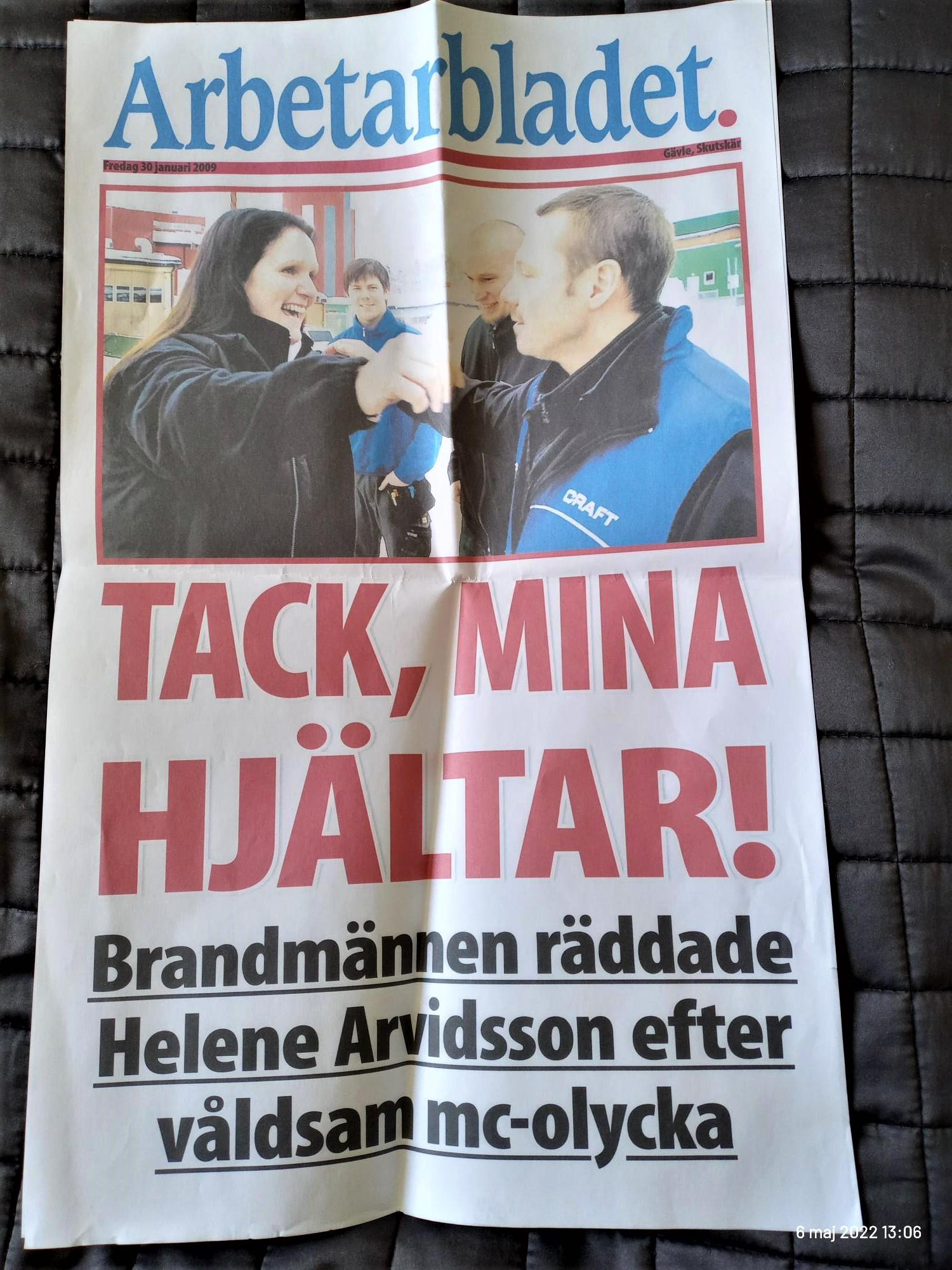Tidningsartikeln om Helenes MC-olycka. På tidningen står det "Tack, mina hjältar! Brandmännen räddade Helene Arvidsson efter våldsam mc-olycka".
