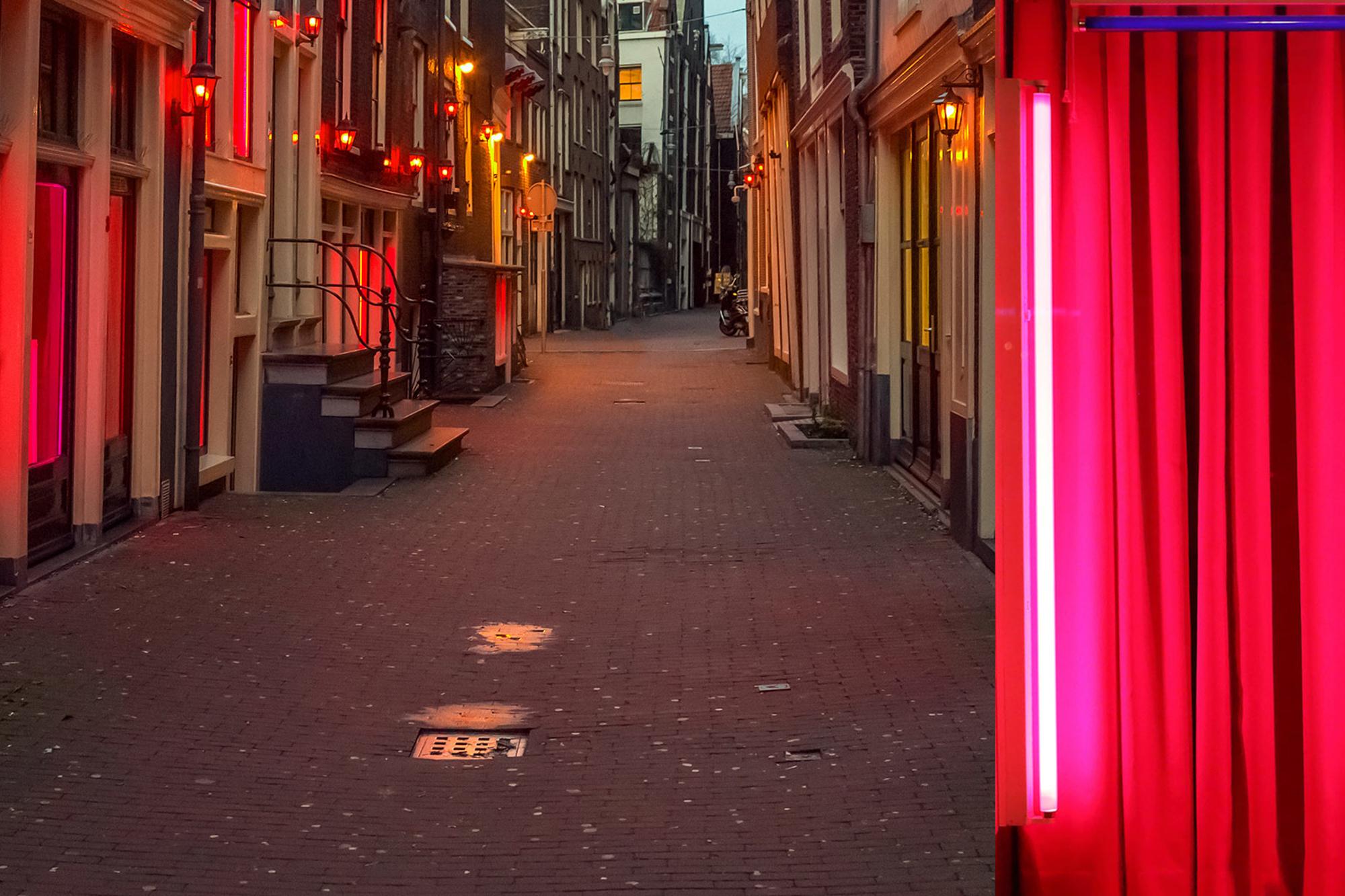 En av gatorna i Red Light District i Amsterdam, Holland.