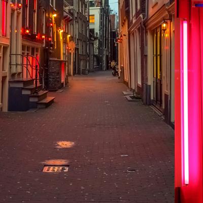 En av gatorna i Red Light District i Amsterdam, Holland.