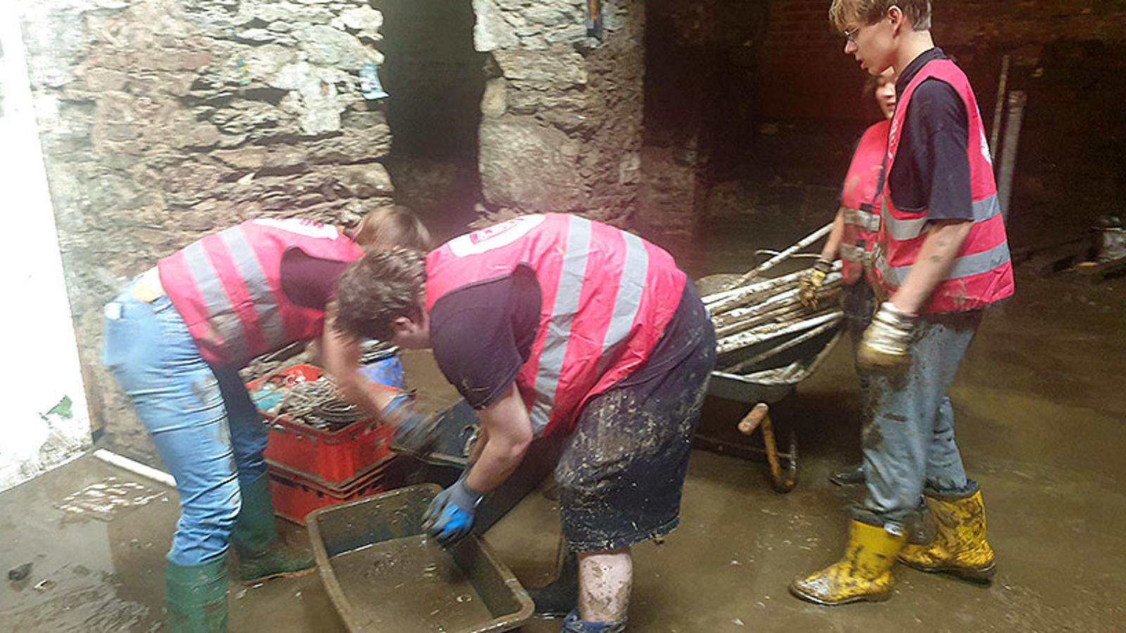 Frälsningsarméns volontärer som stöttar med röjning och bortforsling av lera.