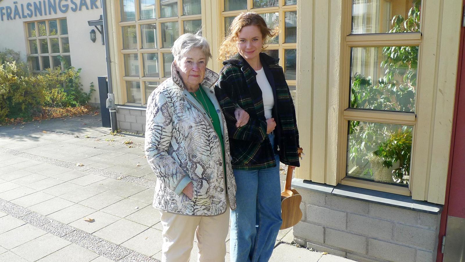 Alexandra och Mirjam utanför Frälsningsarméns kår i Södertälje