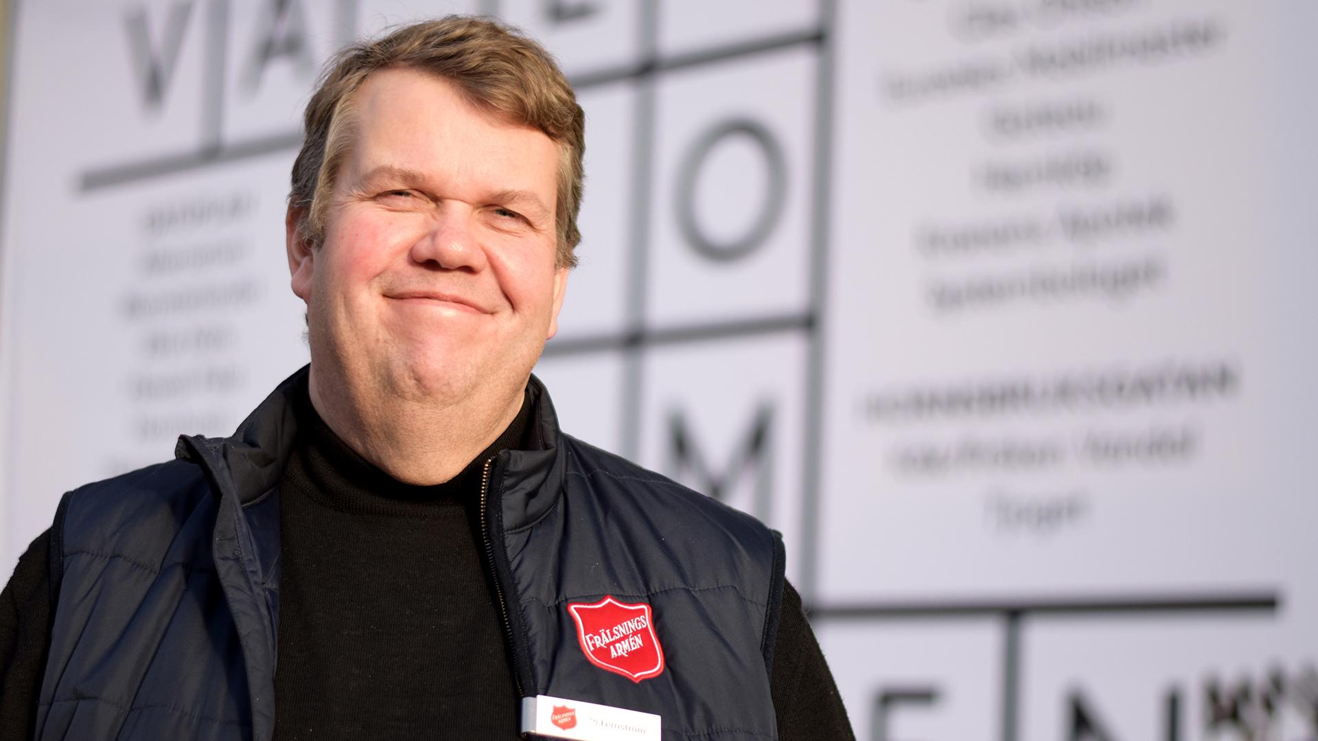  Per- Johan Fernström som är verksamhetschef för Frälsningsarméns missbrukarvård Stockholm. Han ler mot kameran.