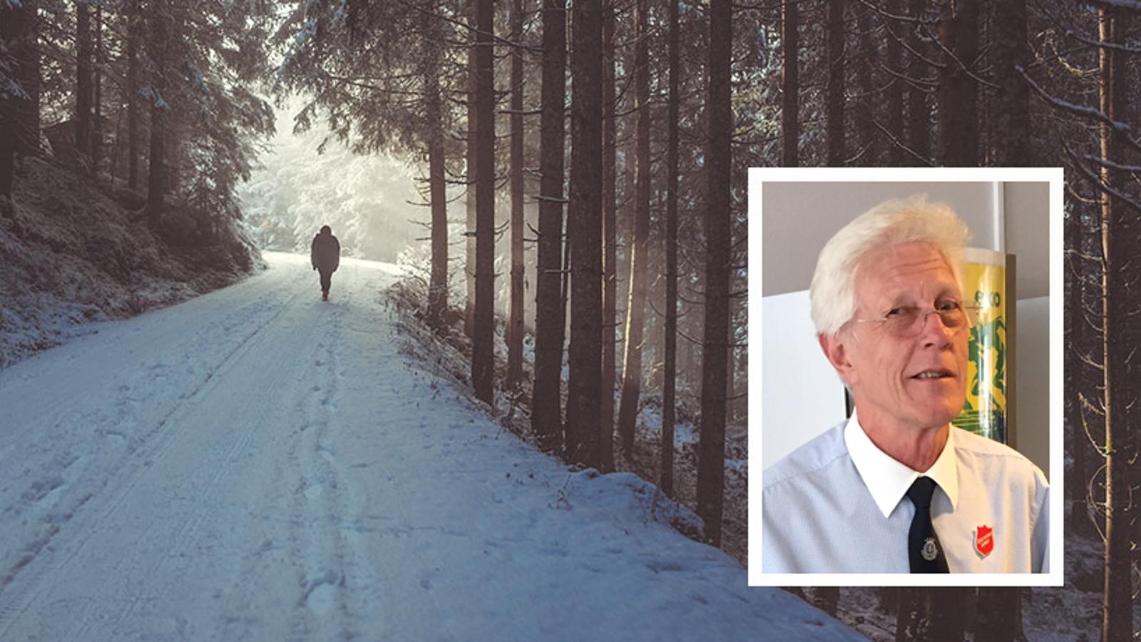 Till vänster: Ryggtavlan på en person som är ute och går på en snötäckt stig i skogen. Till höger: Lennart Wiman.