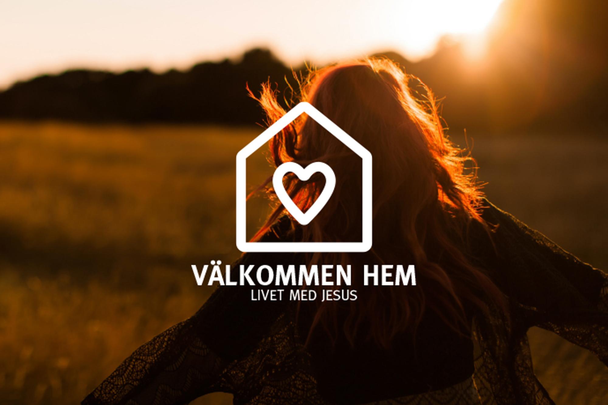 Ryggtavlan på en kvinna som står på en åker med solnedgången i bakgrunden. På bilden är det en logotyp i form av ett hus med ett hjärta på, med texten "Välkommen hem. Livet med Jesus".