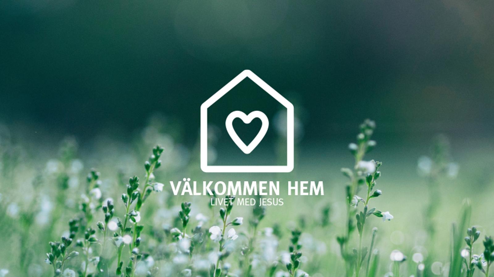 En logotyp i form av ett hus med ett hjärta på, med texten "Välkommen hem. Livet med Jesus". I bakgrunden syns ett fält med vita blommor.